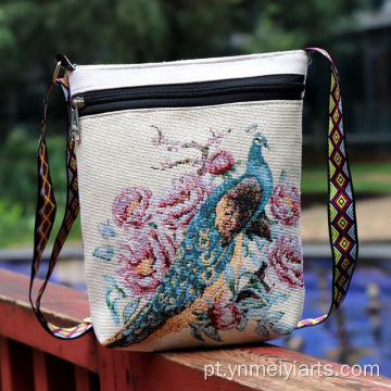Bolsa crossbody tingida com fio artesanal estilo Bohemia usada para mulheres